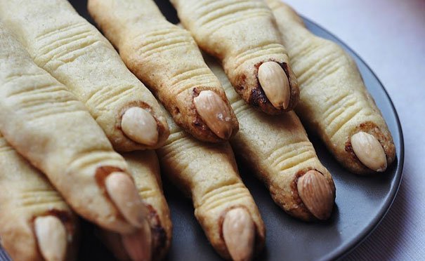 witch-finger-cookies-with-almonds-as-nails2