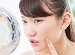 頬のニキビを確認