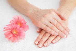 重ねた美しい手