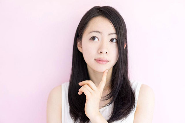 考える女性