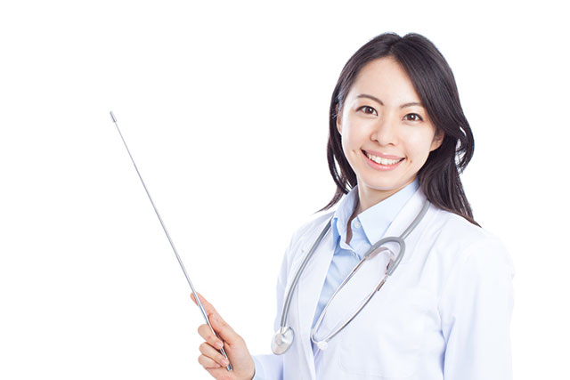 説明する女医