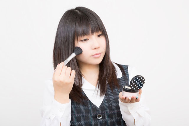 メイクをする日本の会社員