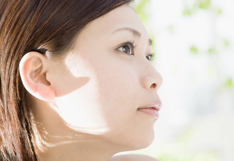右を見る女性