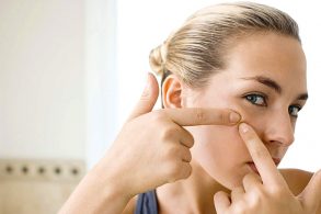 肌の状態をチェックする