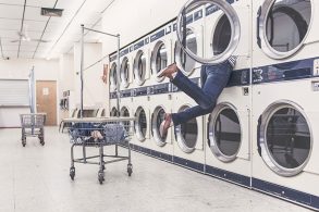 コインランドリーの洗濯機に頭をつっこむ