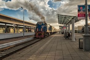 汽車が停まる駅