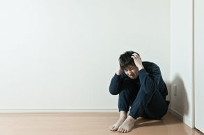 頭を抱える男性