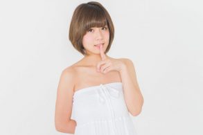 指を立てるショートボブの女性