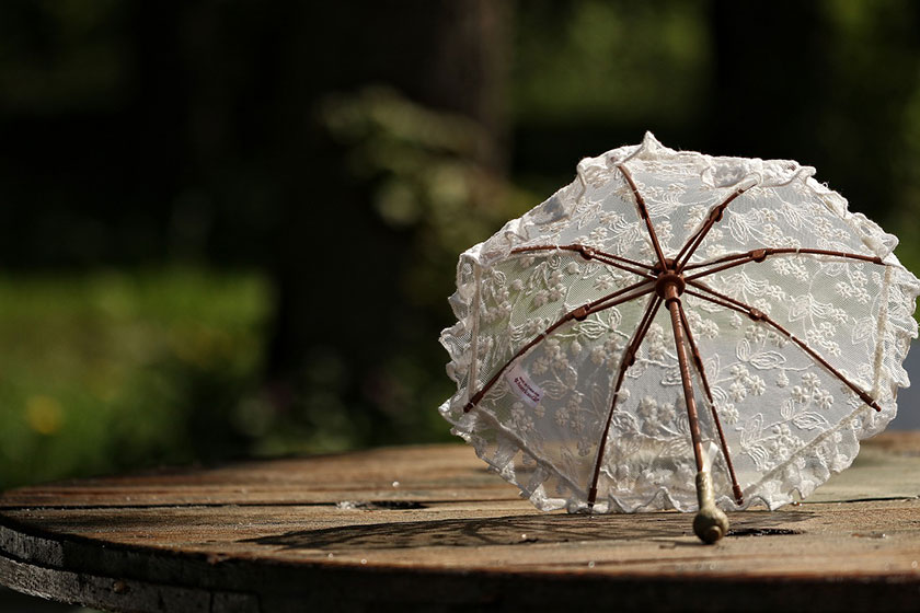 白いフリルの日傘