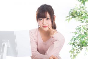 頬杖をついている笑顔の女性