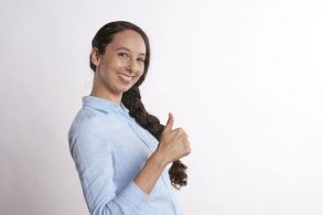 笑顔でサムズアップする女性