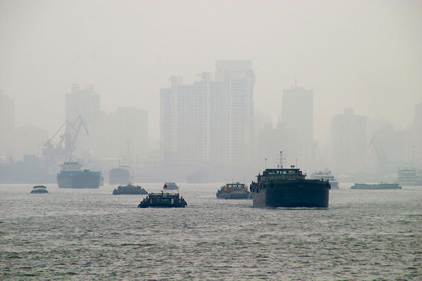 霧に包まれる中国都市部