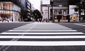 交差点で信号待ちをする人々