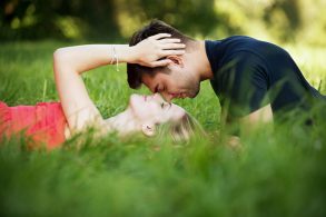 キスをする恋人たち