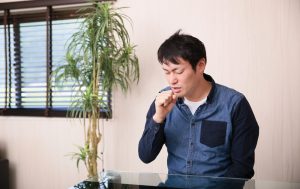 咳き込む男性