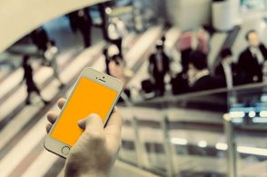 駅でスマホをいじる人