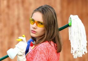 掃除道具を持った女性