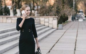 電話をする女性