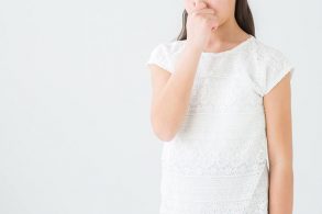 鼻をつまむ女性