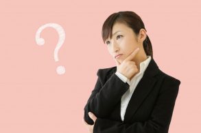 首をかしげる女性