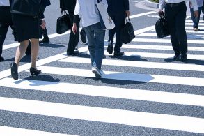 人の多い横断歩道