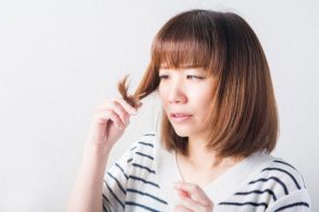 枝毛をチェックする女性