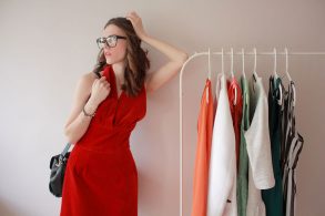 赤いワンピースの女性