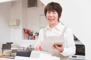 レジを打つ中高年女性