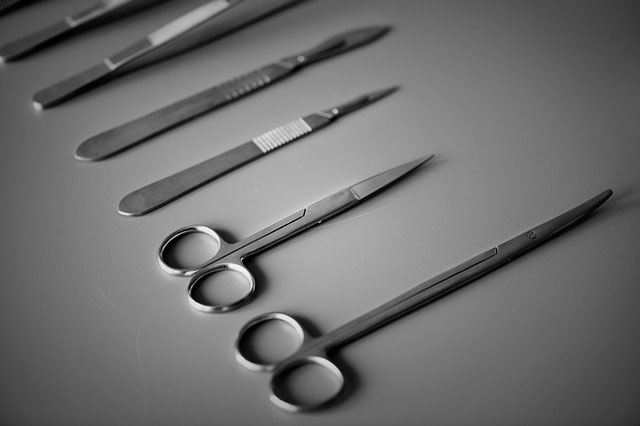 ステンレス製のメス・ハサミ・ピンセットなど治療器具