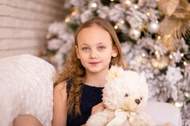 白いクマを抱く少女、メリークリスマス!