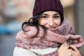 あったか素材のショールを巻いてニット帽を被っている女性