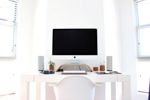 職場のデスクとiMac