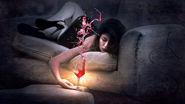 酔いつぶれて眠る女性