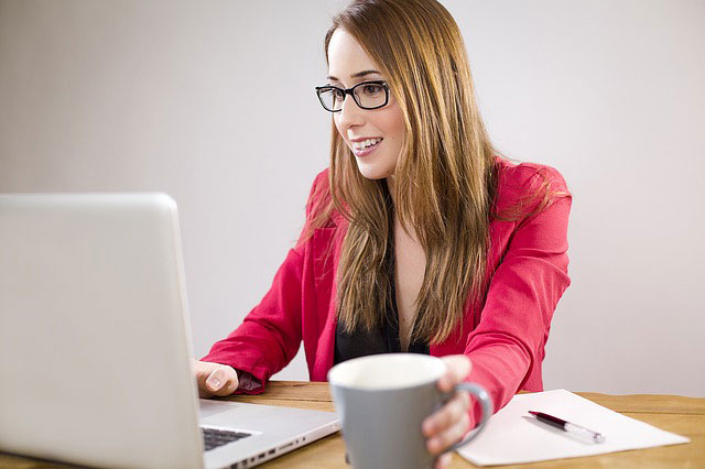 眼鏡をかけてPCに向かう女性