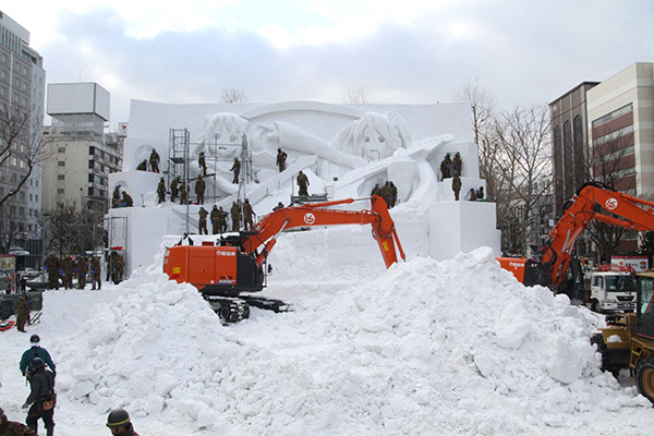 制作中の雪像