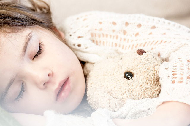 テディベアと眠る少女