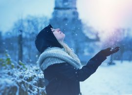 掌で雪を受け止める女性