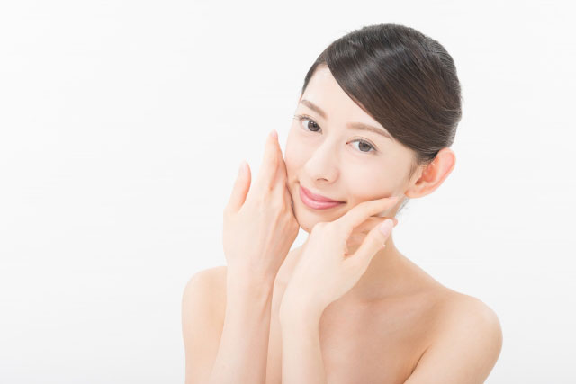頬に手の甲を当てる女性