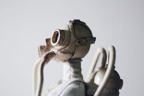 ガスマスクを付けたロボット