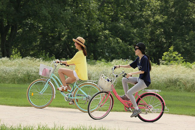 サイクリングする女性