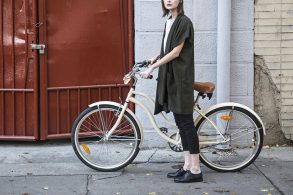自転車に乗る女性