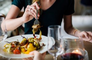 イタリアンを食べる女性