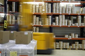 倉庫を高速で走る荷物用リフト