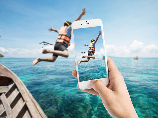海にダイブする姿をスマホで撮影する