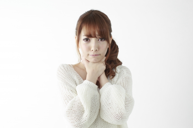 のどが痛い女性