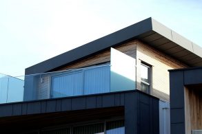 バルコニー付きの一軒家