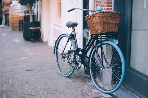 街角に停められた自転車