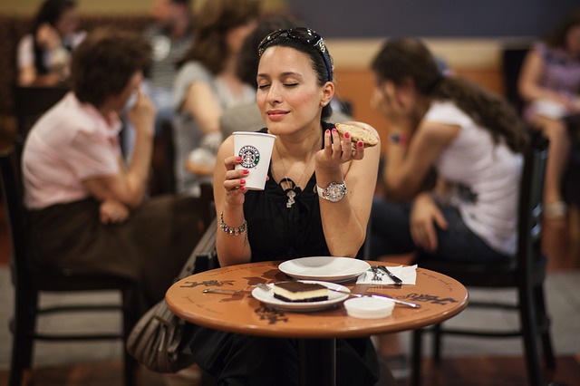 カフェでコーヒーを飲む女性