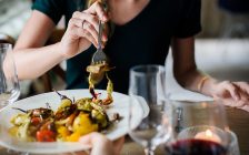 イタリアンを食べる女性