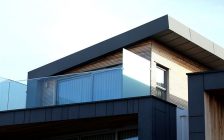 バルコニー付きの一軒家
